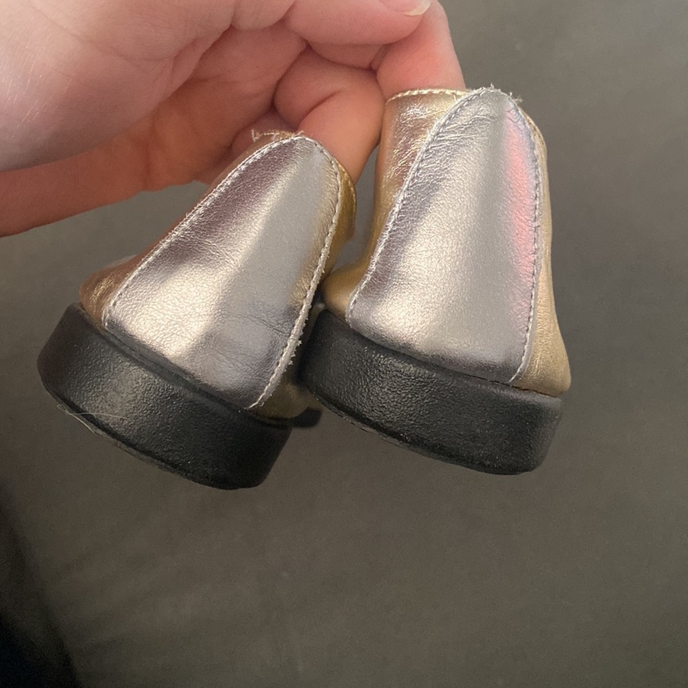 2 Tone Aerosoles Metallic Flats/Mules in Size 9.5 - Picture 3 of 4
